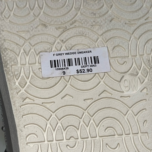 Stylish Gray High-Top Sneakers - Picture 7 of 7